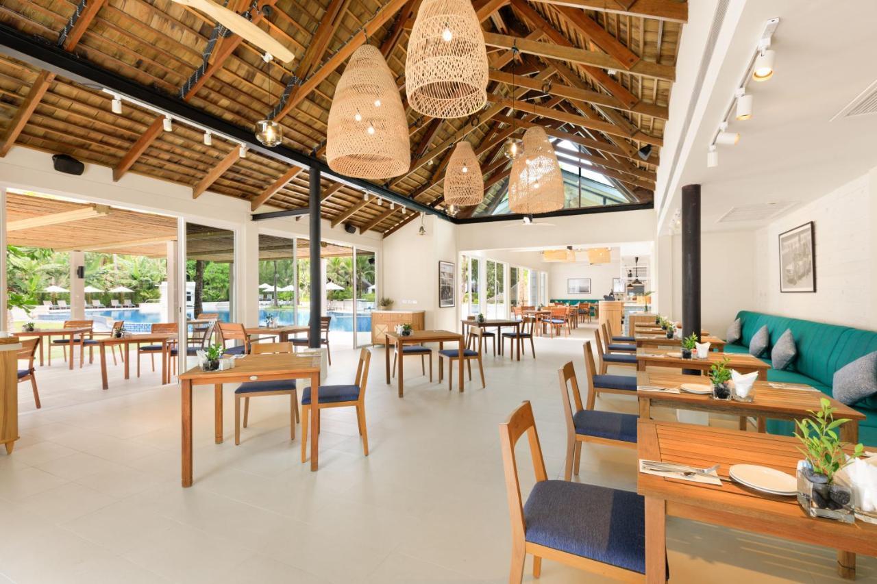 Outrigger Khao Lak Beach Resort - Sha Extra Plus Extérieur photo The restaurant at the resort