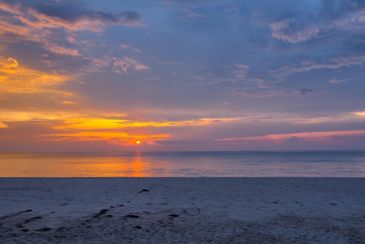 Outrigger Khao Lak Beach Resort - Sha Extra Plus Extérieur photo Sunset over the Gulf of Riga